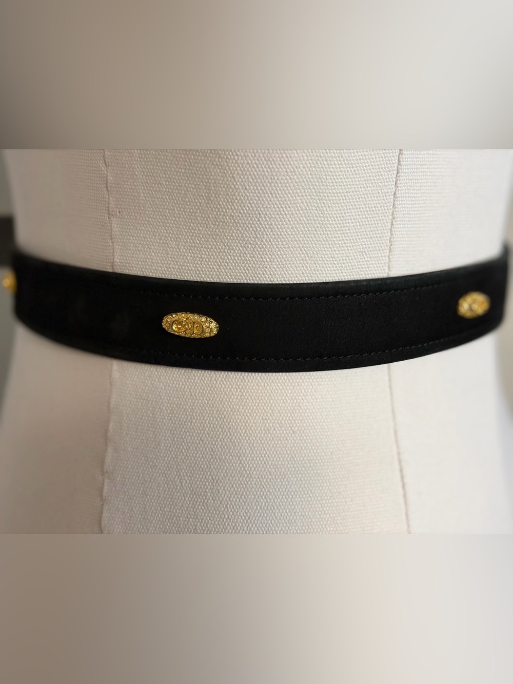 Vintage Christian Dior velveteen black belt with gold tone ovals ‘CD’ embossed - Picture 2 of 12